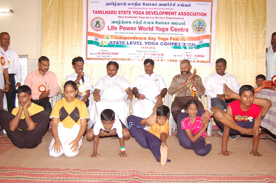 content/images/4. Few Students Demonstrating Complex Yogaasanas